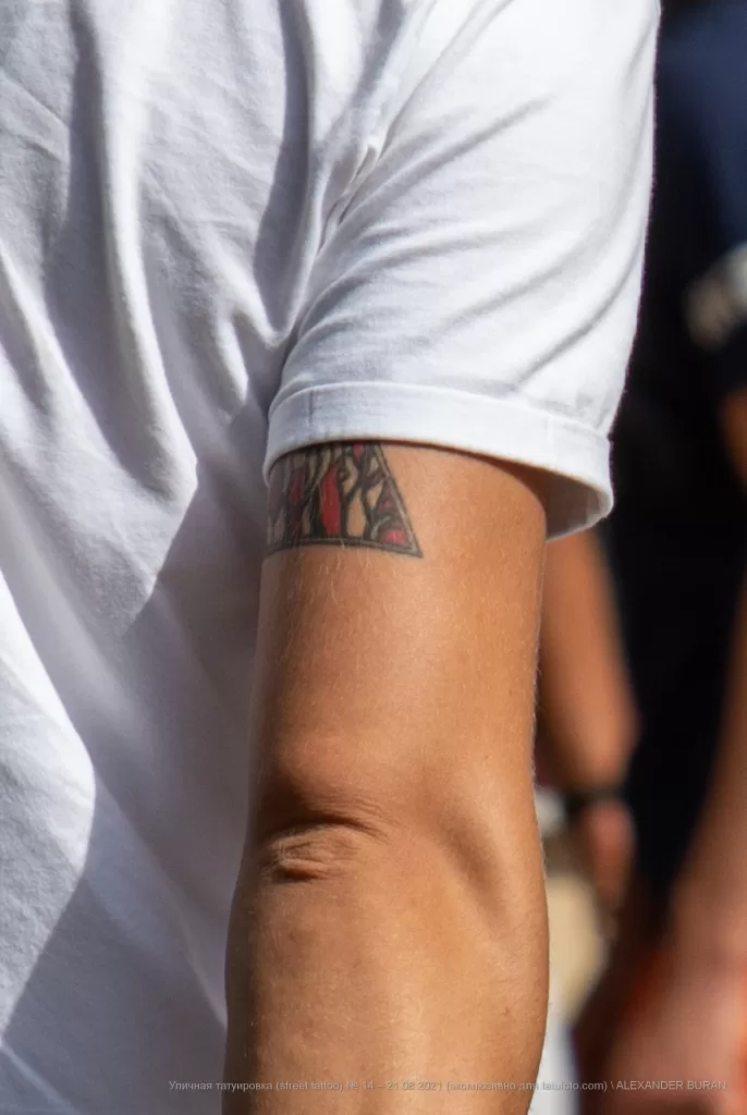 Фрагмент цветной тату с треугольником на правой руке парня - Уличная тату (street tattoo) № 14–210821 3
