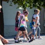 Фото тату на руке мужчины, выполненное в ярких цветах с использованием абстрактных узоров и цветочных мотивов. Рукав татуировки покрывает всю руку.