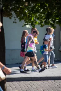 Фото тату на руке мужчины, выполненное в ярких цветах с использованием абстрактных узоров и цветочных мотивов. Рукав татуировки покрывает всю руку.