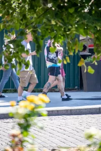 Фото тату на руках мужчины: яркие, красочные рисунки, абстракция, цветы, летний стиль. Уличная фотография, татуировки на теле.