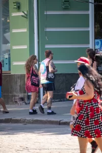 Фото тату на руках мужчины: яркие, красочные рисунки, цветы, абстракция, летний стиль. Уличная фотография, татуировки на теле.