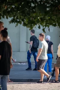 Фото тату на руке мужчины, демонстрирующее красочный рисунок с цветами и другими элементами. Татуировка выполнена в ярких цветах и имеет детализированную проработку.