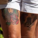 Цветная тату морда собаки и маска впереди на ляжке у девушки - Уличная тату (street tattoo) № 14–210821 6