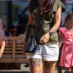 Цветная тату морда собаки и маска впереди на ляжке у девушки - Уличная тату (street tattoo) № 14–210821 9
