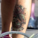 Цветная тату с карпом на правой икре парня - Уличная тату (street tattoo) № 14–210821 2