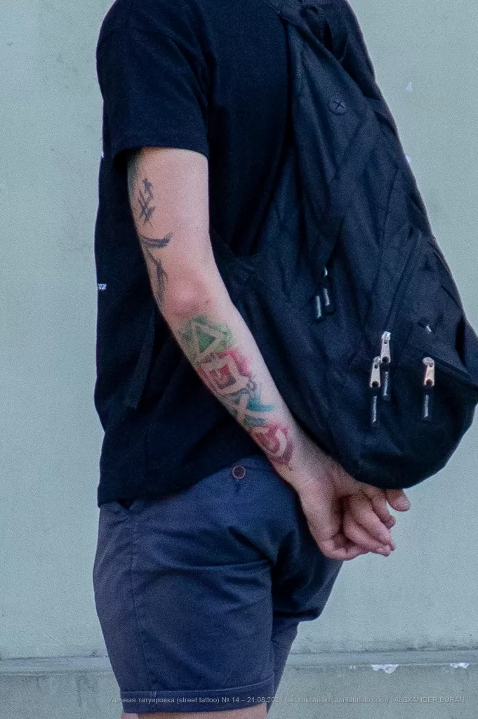 Цветная тату с кнопками игровой консоли на левой руке парня - Уличная тату (street tattoo) № 14–210821 3
