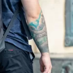 Цветная тату с осьминогом на правой руке парня - Уличная тату (street tattoo) № 14–210821 8