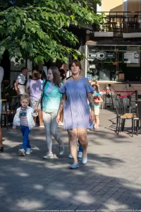 Фото тату на руке женщины: красочный рисунок с изображением цветов и абстрактных элементов. Идеи для татуировки в ярких цветах.
