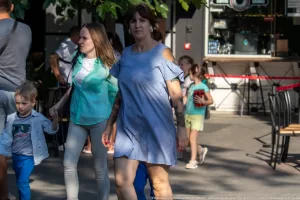 Фото тату: татуировка на руке с изображением цветов и листьев, выполненная в акварельной технике.