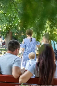 Фото тату: татуировка на руке с изображением цветов и листьев, выполненная в акварельной технике.