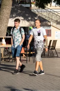 Фото тату: татуировка на руке с изображением волн и рыб, выполненная в черно-белой графике.