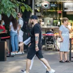 Цветная тату с цветами в японском стиле на руке парня - Уличная тату (street tattoo) № 14–210821 12