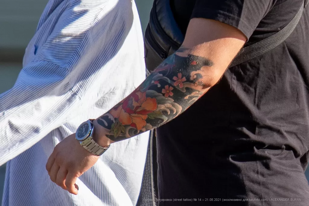Цветная тату с цветами в японском стиле на руке парня - Уличная тату (street tattoo) № 14–210821 6
