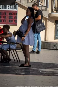 Фото тату: татуировка на ноге, сочетающая в себе изображение розы и черепа, выполненная в черно-белой гамме.
