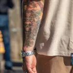 Цветная тату с черепом маори на руке парня - Уличная тату (street tattoo) № 14–210821 2