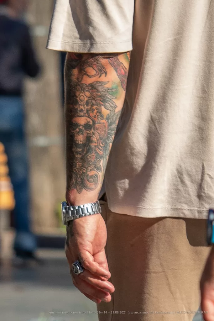 Цветная тату с черепом маори на руке парня - Уличная тату (street tattoo) № 14–210821 2