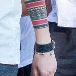 Цветной тату браслет на левой руке девушки из полос и узоров - Уличная тату (street tattoo) № 14–210821 7