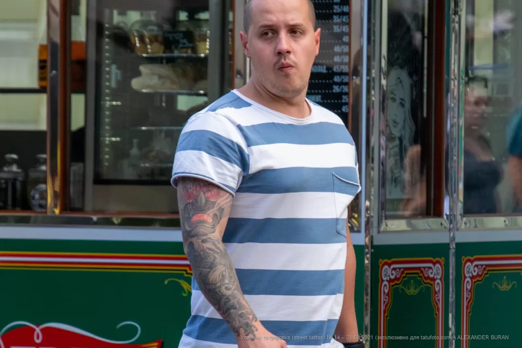 Цветной тату рукав с маской и карпом на правой руке парня - Уличная тату (street tattoo) № 14–210821 4