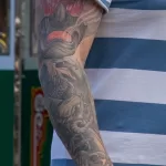 Цветной тату рукав с маской и карпом на правой руке парня - Уличная тату (street tattoo) № 14–210821 5