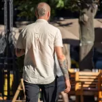 Фото тату на голове и руке мужчины: геометрический узор на голове и яркий цветочный рукав на руке. Идеи для тату, мастер тату.