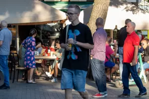 Фото тату на руке с изображением кита в стиле акварель. Использованы синие и зеленые оттенки, создающие эффект размытости и плавности. Подходит для любителей морской тематики.