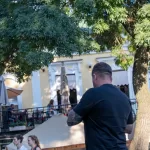 Фото тату на руке с изображением волка в реалистичном стиле. Черно-серый рисунок с высокой детализацией шерсти и глаз. Подходит для любителей дикой природы и символизма.
