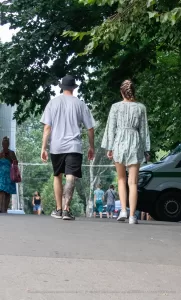 Фото тату на икре мужчины, выполненное в реалистичном стиле. Изображен сложный рисунок, охватывающий большую часть икры, с преобладанием темных тонов.