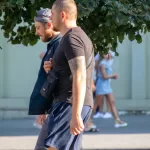 Фото тату на предплечье мужчины: сложный рисунок в черных тонах с абстрактными формами и готическими элементами. Подходит для ценителей оригинальных и загадочных татуировок.