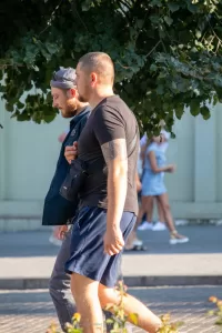 Фото тату на предплечье мужчины: сложный рисунок в черных тонах с абстрактными формами и готическими элементами. Подходит для ценителей оригинальных и загадочных татуировок.