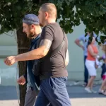 Фото тату на предплечье мужчины: сложный рисунок в черных тонах с абстрактными узорами и готическими элементами. Идеально для любителей темных и загадочных татуировок.