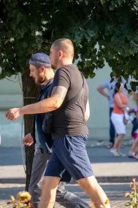 Фото тату на предплечье мужчины: сложный рисунок в черных тонах с абстрактными узорами и готическими элементами. Идеально для любителей темных и загадочных татуировок.