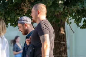 Фото тату на предплечье мужчины: сложный рисунок с использованием черных чернил, детализированные элементы и абстрактные формы. Подходит для ценителей оригинальных татуировок.