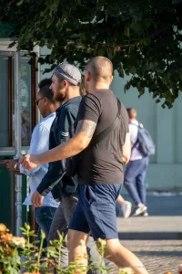 Фото тату на предплечье мужчины: темный рисунок с элементами готики и абстракции, выполненный в черных тонах. Идеально для любителей мрачных эскизов.