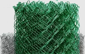 Крупный план зеленой сетки рабица. Видна сложная структура плетения проволоки. Идеальное изображение для демонстрации текстур и материалов.