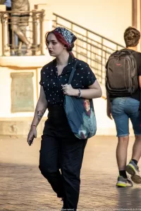 Фото тату на руке девушки: небольшой рисунок с изображением цветов и птиц. Стиль - акварель.