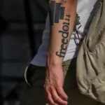 Тату надпись freedom и три черные полосы на руке парня — уличная тату (street tattoo) № 15– tatufoto.com 230821 8