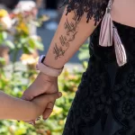 Тату надпись на руке девушки с ребенком - my life my rules - моя жизнь - мои правила — уличная тату (street tattoo) № 15– tatufoto.com 230821 2