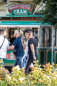 Фото татуировки на руке мужчины, выполненной в черных тонах. Рисунок представляет собой абстрактный узор с элементами геометрии.