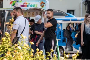 Фото татуировки на руке мужчины, выполненной в черных тонах. Рисунок представляет собой абстрактный узор с элементами анимализма.