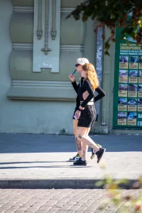 Фото нежных татуировок на ногах девушки: минималистичные рисунки цветов и абстрактных узоров, выполненные тонкими линиями, расположенные на икрах.