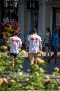 Фото тату на руке: небольшой рисунок с геометрическими фигурами и линиями в минималистичном стиле. Идеи для простых татуировок.