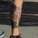 Тату с цветами, бабочками и самолетиком на руке и ноге парня — уличная тату (street tattoo) № 15– tatufoto.com 230821 3