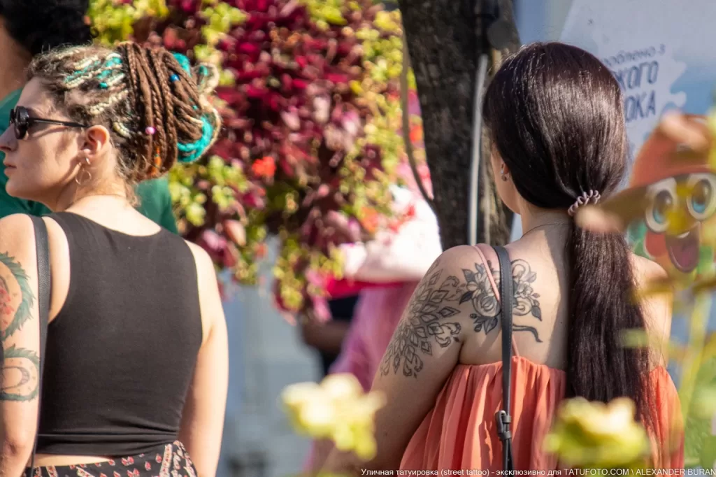 Тату с цветком на левой лопатке девушки — уличная тату (street tattoo) № 15– tatufoto.com 230821 1
