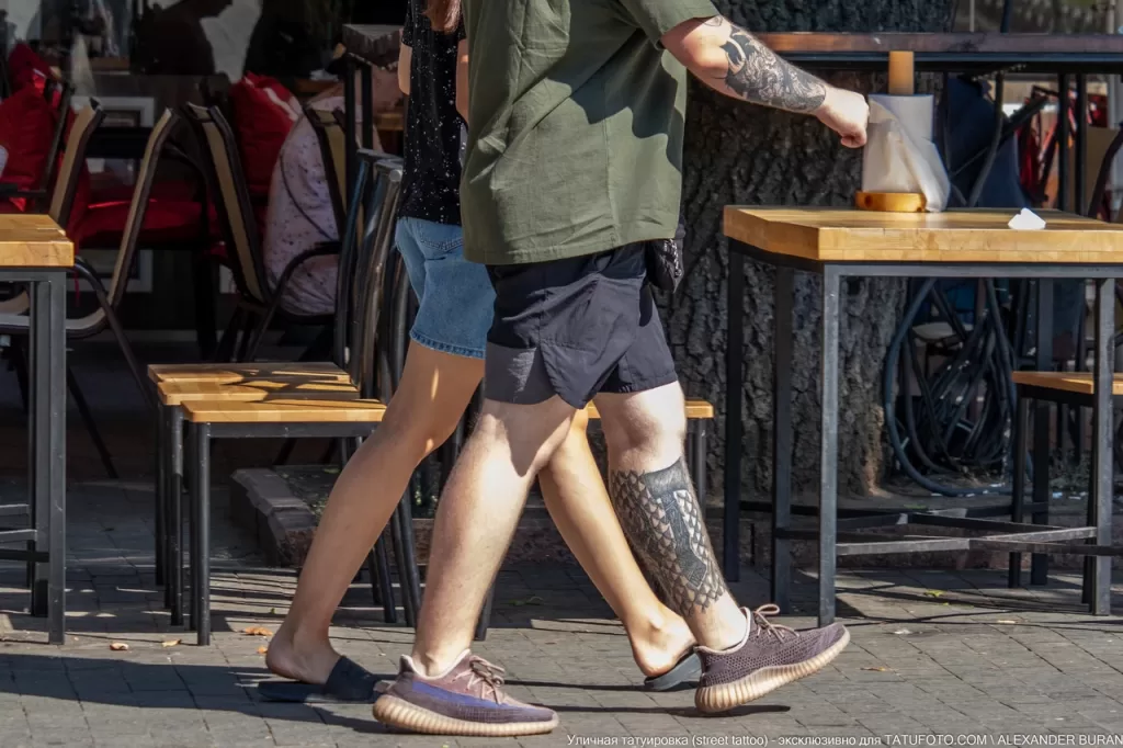 Тату топор и узор на левой ноге мужчины — уличная тату (street tattoo) № 15– tatufoto.com 230821 2