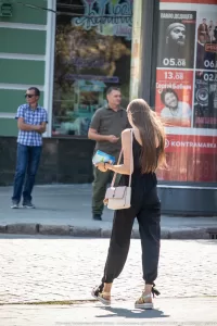 Фотография руки девушки с татуировкой в виде абстрактного рисунка. Татуировка выполнена в темных тонах и имеет сложную структуру.