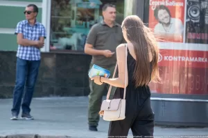 Фотография руки девушки с татуировкой в виде абстрактного рисунка. Татуировка выполнена в темных тонах и имеет сложную структуру.