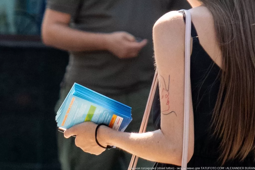 Тату целующиеся лица контурами на левой руке девушки— уличная тату (street tattoo) № 15– tatufoto.com 230821 3