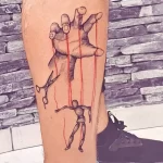 Фото татуировки на икре, изображающей марионетку, управляемую рукой с ножницами. Черно-серый рисунок с графичными элементами и символическим значением.