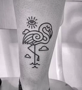 Фото тату фламинго в стиле line art, выполненное черными линиями. Изящный рисунок с солнцем и облаками.