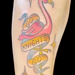 Фото тату фламинго с надписью "Go Knights Go" и звездами на ноге. Яркий и спортивный дизайн татуировки.